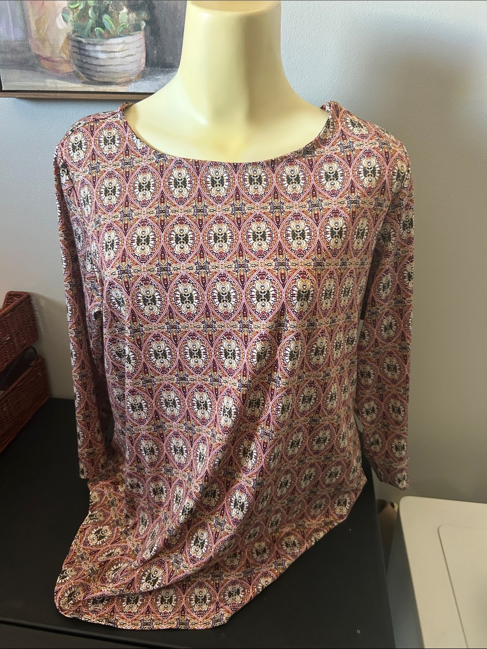 Geometric Scoop-Neck Long Sleeve Tee in Mauve Pink